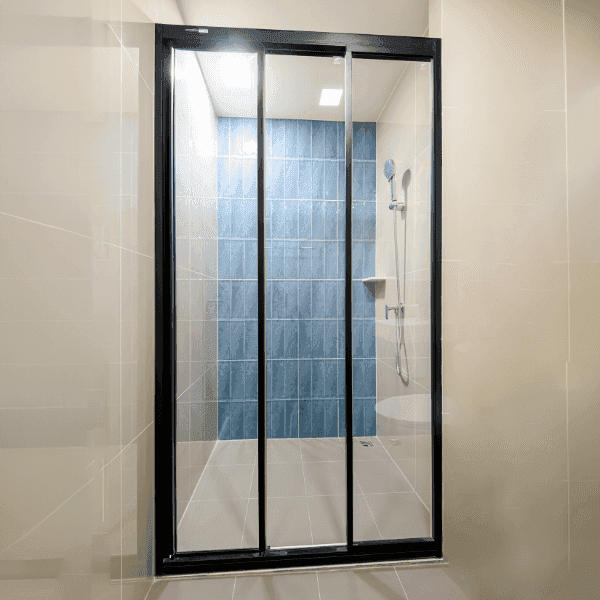 ฉากกั้นอาบน้ำ SARANDON I Plus บานเลื่อนหน้าตรง 3 ตอน แบบมีเฟรมสีดำ-1